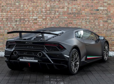 Lamborghini Huracan LP640-4 Performante 7