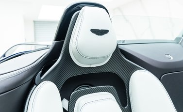 Aston Martin V12 Vantage Roadster 12