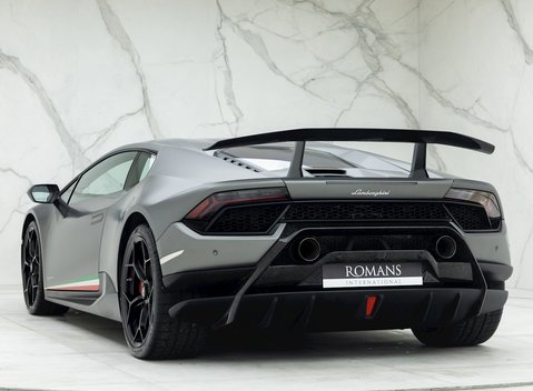 Lamborghini Huracan LP640-4 Performante 3