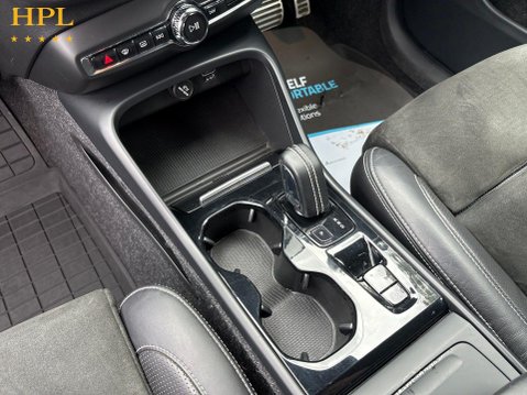 Volvo XC40 2.0 T4 R-Design Pro SUV 5dr Petrol Auto AWD Euro 6 (s/s) (190 ps) 17