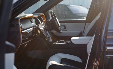 Rolls-Royce Cullinan Black Badge 22
