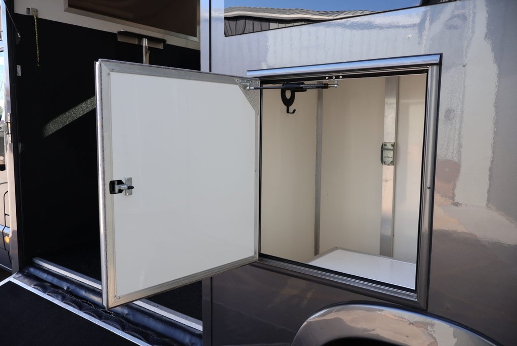 Renault Master 3.5 ton Coach Built Freddie Gover Horsebox with uprated suspension alloys  22