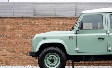 Land Rover Defender 110 Heritage Station Wagon 22