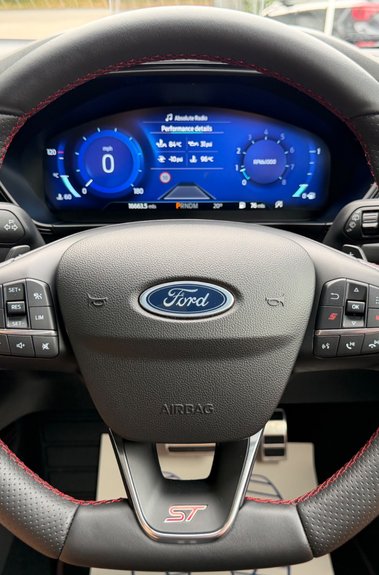 Ford Focus ST -PAN ROOF -PARKING/PERFORMANCE/ASSIST PACKS -HUD -B&O - MEAN GREEN 