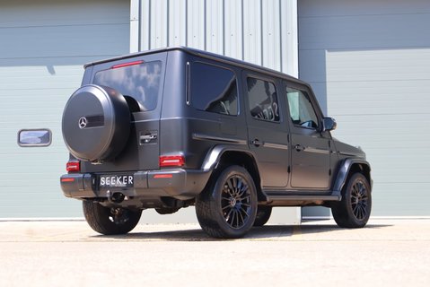 Mercedes-Benz G Series 2109 G 350 D 4MATIC AMG LINE PREMIUM MATT BLACK WRAPP 5