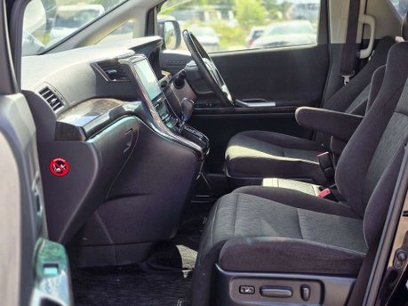 Toyota Alphard Auto+Petrol+7Seats 32