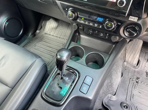 Toyota Hilux INVINCIBLE X 4WD D-4D DCB 30