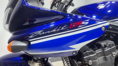 Suzuki Bandit 1200 2005 ONLY 21K NEW MOT SERVICED VERY CLEAN ICONIC MK2 NAKED 15
