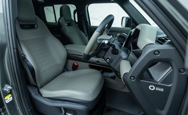 Land Rover Defender 110 OCTA EDITION ONE 16