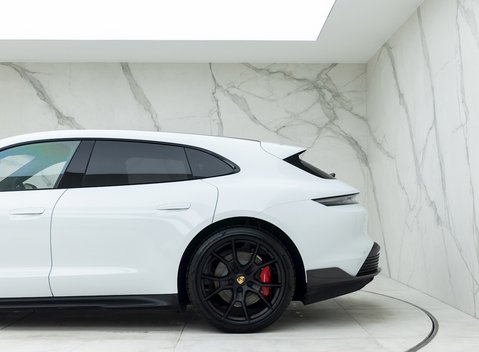 Porsche Taycan GTS Sport Turismo 33