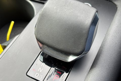 Land Rover Discovery D300 HSE Panel Van - Rear Seat Conversion / Black Pack 47