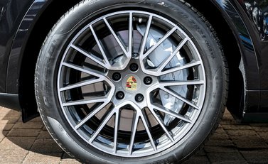 Porsche Cayenne Turbo (New Model) 10