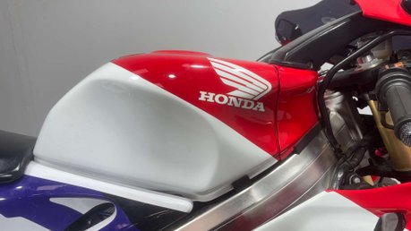 Honda RVF 2000 LATE REGISTERED GENUINE 8K CLASSIC 400CC SUPER SPORT 28