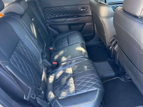 Mitsubishi Outlander 2.4h TwinMotor 13.8kWh Exceed SUV 5dr Petrol Plug-in Hybrid CVT 4WD Euro 6  6