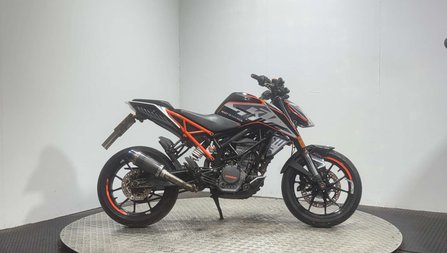 KTM Duke 2018 26K RUNNING PROJECT BIKE SPARES OR REPAIR 125CC NAKED