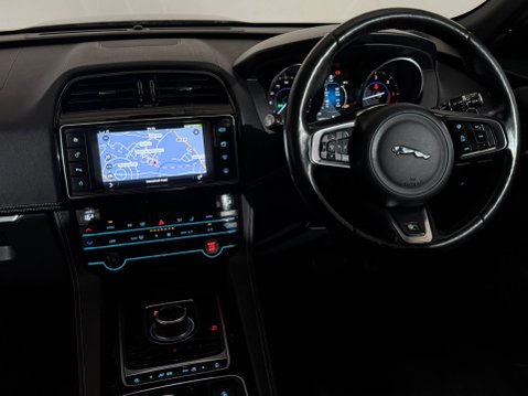 Jaguar F-Pace R-SPORT AWD 13