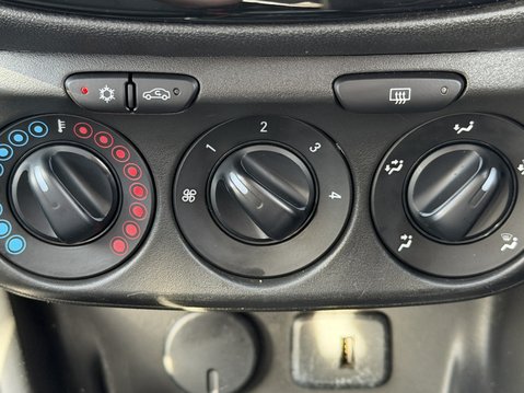 Vauxhall Corsa 1.4 SRi Nav 5dr 27