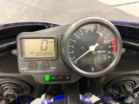 Yamaha R1 1000 13