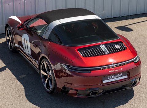 Porsche 911 (992) Targa 4S Heritage Design Edition 10