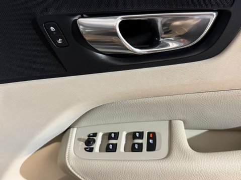Volvo XC60 D4 MOMENTUM AWD 23