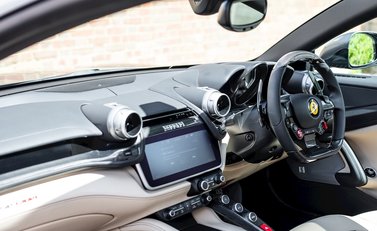 Ferrari GTC4 Lusso 16