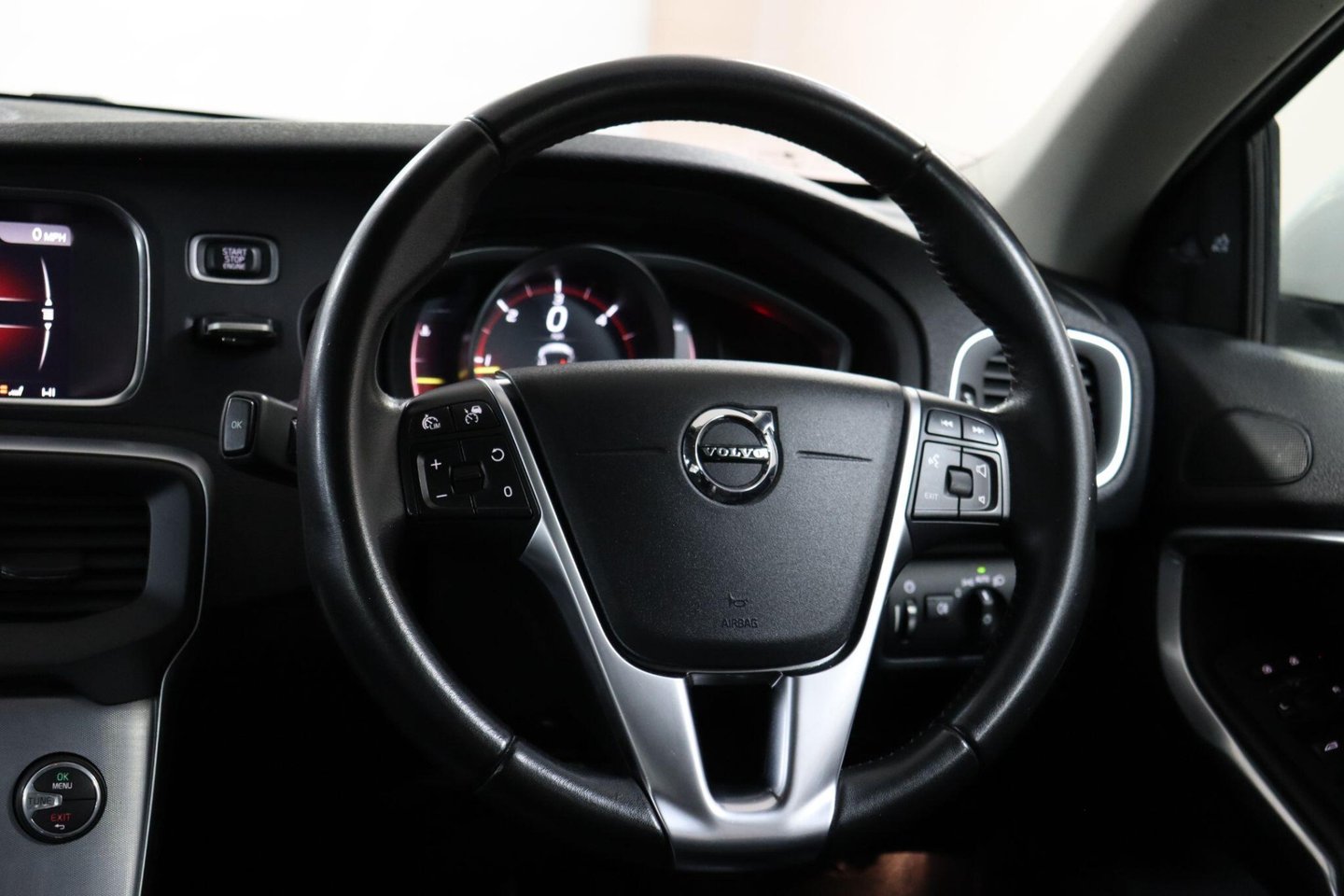 2018 Volvo V40 — image 40