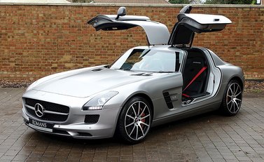 Mercedes-Benz SLS AMG GT 4