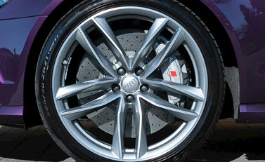 Audi RS6 Avant Performance 8