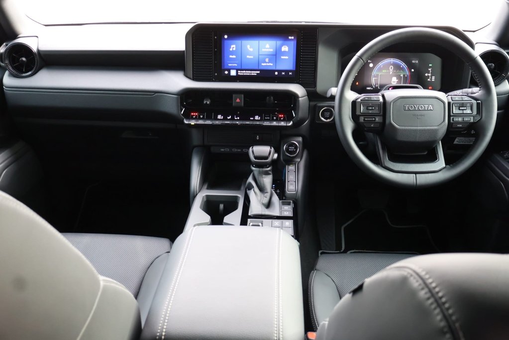 Toyota Land Cruiser 2026 COMMERCIAL 2 inch  lift 22  wheels roof light Seeker styled Rear seats 16