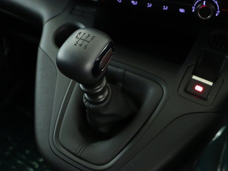 Peugeot Partner Standard 650 1.5 BlueHDi 100 Professional Premium Van 18