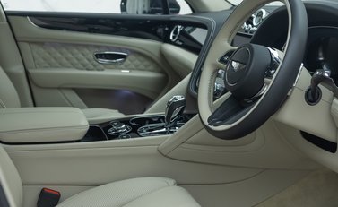 Bentley Bentayga V8 AZURE 13