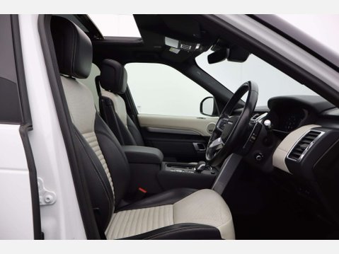 Land Rover Discovery 3.0 Discovery R-Dynamic SE D MHEV Auto 4WD 5dr 15