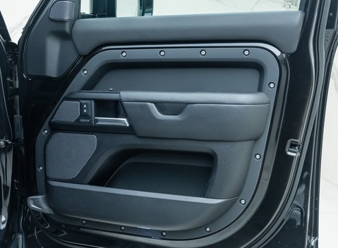 Land Rover Defender 110 V8 Bond Edition 32