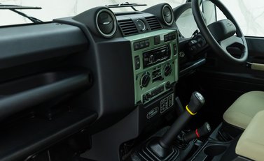 Land Rover Defender 110 HERITAGE 22