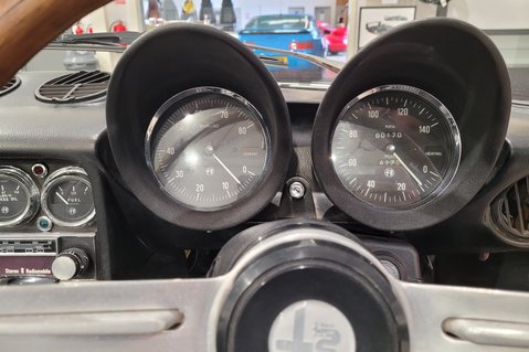 Alfa Romeo Spider 1750 VELOCE 38