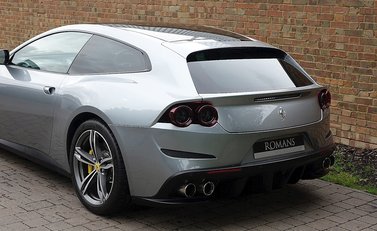 Ferrari GTC4 Lusso 10
