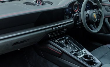 Porsche 911 Carrera 4 GTS (992) 19