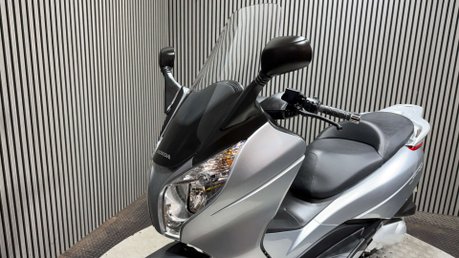 Honda Fes SILVERWING 2008 ONLY 415 MILES 1 OWNER MOT OCTOBER 2027 125CC 24