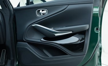 Aston Martin DBX 707 26