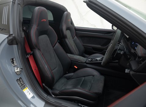 Porsche 911 Targa 4 GTS (992) 17