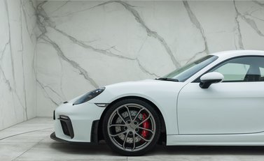 Porsche Cayman GT4 (718) 33
