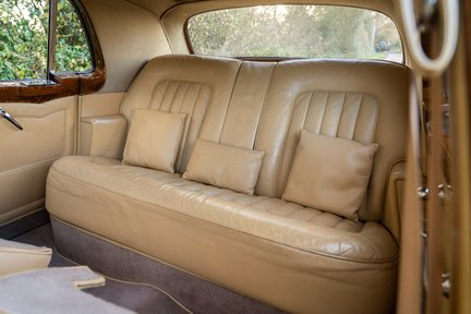 Bentley S1 Continental Flying Spur 4-Light 23