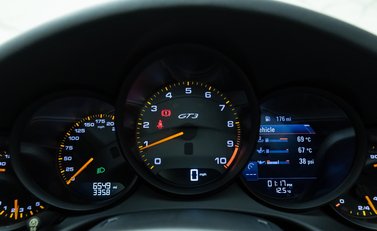 Porsche 911 GT3 Touring (991.2) 18