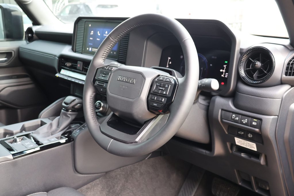 Toyota Land Cruiser 2026 COMMERCIAL 2 inch  lift 22  wheels roof light Seeker styled Rear seats 12