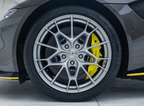 Aston Martin Vantage 007 Edition 10
