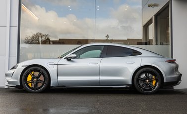 Porsche Taycan TURBO 3