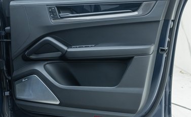 Porsche Cayenne TURBO E-HYBRID Coupe with GT Package 27