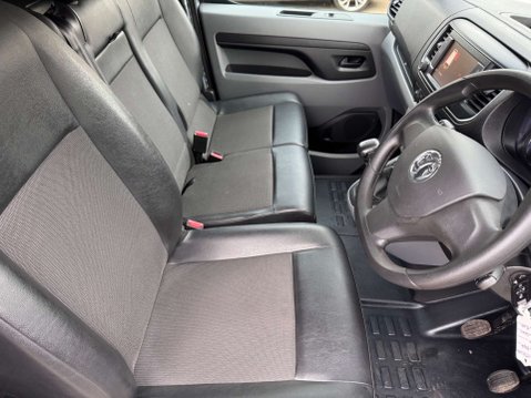 Vauxhall Vivaro 1.5 Vivaro 2700 Sportive S/S 32