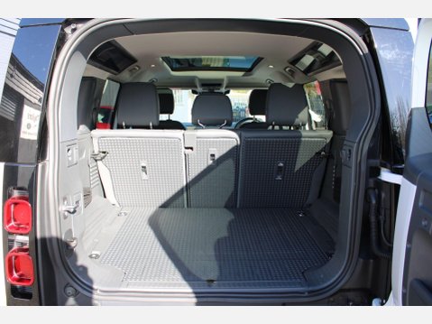 Land Rover Defender 3.0 D300 MHEV X-Dynamic SE SUV Auto 4WD 36