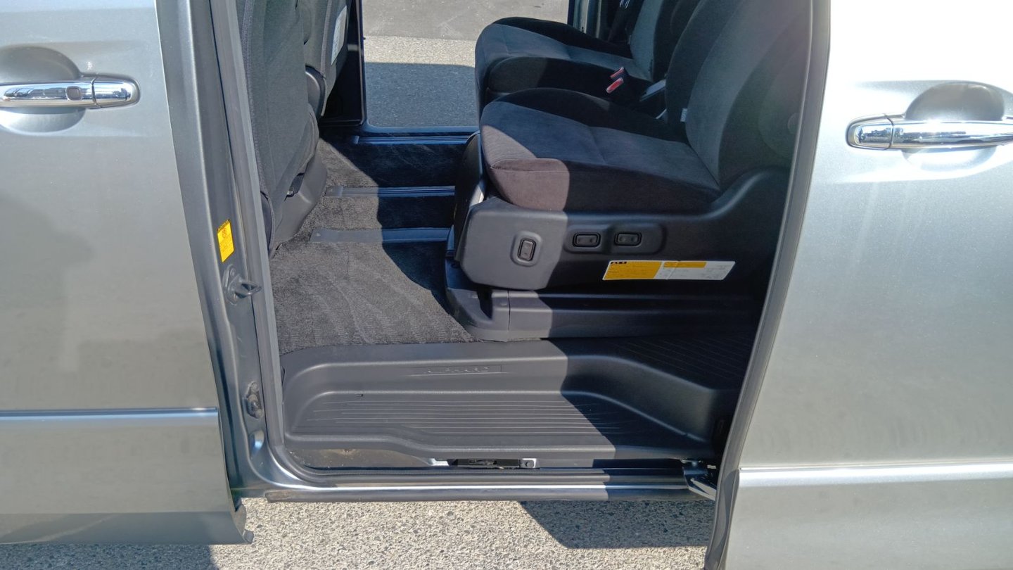 2012 Toyota Alphard JDM car for sale — photo 22 of 25